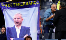 Fenerbahçe tribünlerindeki İsmail Kartal pankartına müdahale Güvenlik görevlileri kaldırdı