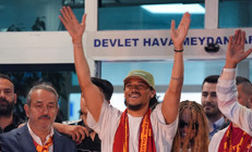 Leroy Sane resmen Galatasarayda Dün gece İstanbula geldi, uçağını 1 milyon kişi canlı izledi