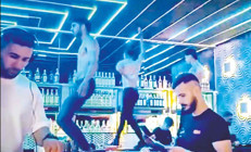 Huysuz Virjin’den çıplak garsonlara ‘Fun Pub’ta dans tartışması