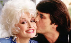 Dile kolay... 56 yıllık tek aşkını toprağa verdi... Ünlü şarkıcının acısı bir türlü hafiflemiyor... Her gün kocamın hayaletiyle konuşuyorum