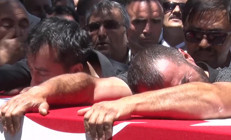 Şehitlere acı veda | Yürekleri dağlayan anlar: Tabuta sarılıp gözyaşlarına boğuldular