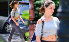 Herkes ona babasız kaldı diye acıyordu... Boynu bükük kız, asi kıza dönüştü... Göbeğini bile süslemiş