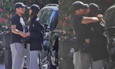 Aşkın ilanı Arabasından iner inmez sevgilisinin kollarına koştu