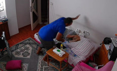 Böyle evlat olmaz olsun Cani doktordan yatalak annesine işkence: Saatlerce darbetti