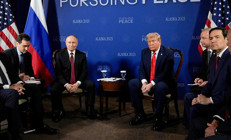 Trump-Putin zirvesine dair gizli belgeler otel yazıcısında unutuldu Trumptan Putine dikkat çeken hediye