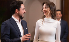 Elini bile tutmuyor, mecburi evlilik diyorlardı... İki yıl geçti, aile büyüdü... Kötü sözlere inat birbirlerine baktıkça ikisinin de yüzünde güller açtı