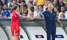 Kerem Aktürkoğlu oyundan çıkarken Mourinho ile el sıkıştı Benficaya transfer mesajı