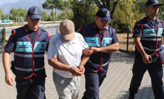 Devriye gezen Jandarma ekipleri fark etti Turistleri gizlice çeken şüpheliye gözaltı