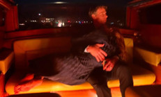 İkisi de ne şanslı, gerçek aşkı buldular... Kocasının kollarında yorgunluk attı