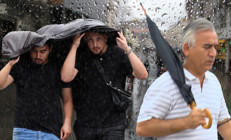Kuvvetli gök gürültülü sağanak geliyor Fırtına ve yağış alarmı | Meteoroloji saat vererek uyardı: İşte yağışların etkili olacağı iller