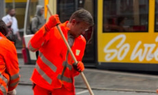 Belediye başkanı sokakta çöp topladı