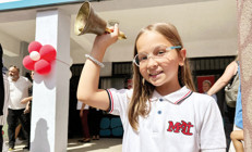 Uzun tatil bitti bugün ders başı... Sınıfa formalı dönüş
