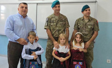 Kosova’da Türk askerinden öğrencilere eğitim desteği