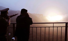 Kim Jong-un yeni roket testini bizzat izledi