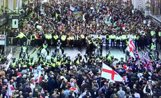 Londra’da gergin gün: Aşırı sağcı gösteriye 100 binden fazla kişi katıldı, çatışmalar yaşandı