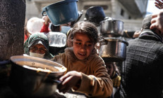 Gazzede açlıktan ölümler devam ediyor: İsrailin yeni sürgün planı Gazzenin ayakta kalan son binaları hedefte