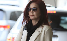 Güzel kızını genç yaşta toprağa vermişti... Doktora kızımı bağladıkları makineyi kapatmasını söyledim... Sesim fısıltı gibiydi... Gerisi kapkaranlık...