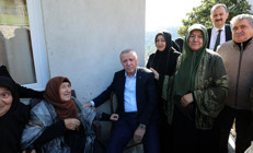 Cumhurbaşkanı Erdoğan Rizede... Komşularıyla sohbet etti, Ayder Yaylasını ziyaret etti