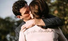 Hamilelik haberi düğüne gölge düşürmüştü... Boşanma söylentileri arasında yedi yıl bitti... Kutlama öpücüğü