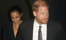 Derdim öyle çok ki hangisine yanayım Saçı dökülmesin diye karısını feda etti... Aynı yatakta uyuyan iki arkadaş gibi oldular