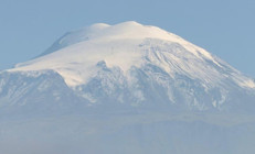 Türkiye ve Avrupanın en yükseği: Yağan karla beyaz gelinliğini giyindi