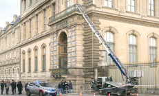 Louvre’da testereli soygun Vitrinleri elektrikli testereyle kestiler