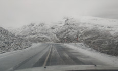 Mevsimin ilk karı yağdı Yolda tuzlama ve temizlik çalışması başlatıldı
