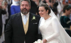 Düğününde modası geçmiş bir gelinlik giymişti... Ama ona dert değil... Kocası ve iki çocuğuyla çok mutlu