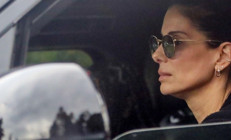 Doyasıya sevemediği büyük aşkını toprağa vermişti... İki yıl geçti, acısı dinmedi... Sokağa bile çıkmak istemiyor