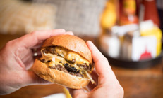 Hamburger yedikten saatler sonra vefat etti Bu şekilde ölen ilk kişi olarak tarihe geçti