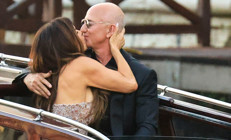 Ey çok para... Sen nelere kadirsin Dünyanın sayılı zenginlerinden... Yeni gelin karısı için kırmızı halıya milyonlar saydı