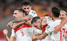 Çekil yolumuzdan Lucescu