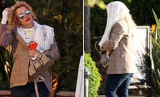 Ünlü şarkıcı kendini dantelli masa örtüsünün altına sakladı...Pençesine düştüğü kötü alışkanlıkları sokaklara taştı... Acı haber gelirse kimse şaşırmasın