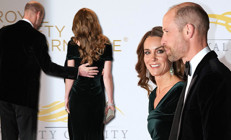 Bunca yılı, bunca derdi birlikte aştılar, aşkları ilk günkü gibi taze kaldı… Hala kimseler bakmazken karısının ellerini öpüp kokluyor