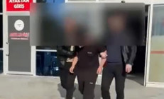 Canlı yayında skandal Kuranı ve Türk bayrağını yakmaya çalıştı