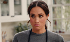 Çekimde kaybolan elbise onun üzerinde ortaya çıktı... Kullandığı kaşığı kavanoza geri koydu... Dünya onun gibi bir düşesi hiç görmemişti