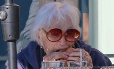 Vaktiyle tek evladını da dostlarını da elinin tersiyle itti... Huysuzluğun bedeli ağır oldu: Efsane oyuncu sokaklarda sıcak bir sohbet arıyor