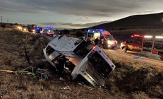 Yolcu otobüsü devrildi: 2 ölü, 21 yaralı