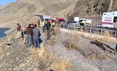 Otomobil baraja uçtu: İçinde 3 kişi vardı, 1 kişinin cansız bedenine ulaşıldı