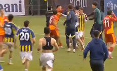 Galatasaraylı futbolcudan Fenerbahçeli rakibine yumruk U19 maçında skandal görüntü