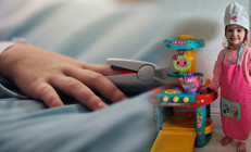 Henüz 2 yaşında, sağlıklı bir bebekti... Aniden rahatsızlandı, doktor bademcik iltihabı dedi | Küçük kızı 16 saat sonra hayattan koparan o hastalık neydi