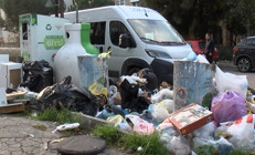 İstanbuldaki ilçe belediyesinde işçiler iş bıraktı, sokaklarda çöp yığını oluştu