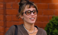 Genç yaşta bir evlilik eskitmişti... Şimdi sıra ikinciye geldi: Ünlü yıldız yine nişanlandı