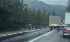 İzmirde feci kaza Otomobil ile kamyonet çarpıştı: 2 can kaybı, 2 yaralı