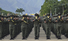 Venezuelada binlerce kişi orduya katıldı