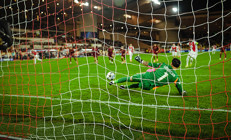 Galatasaraya Monaco maçında Uğurcan Çakır şanssızlığı: Penaltı kurtardı, sakatlandı Sadece 1 dakika sonra gol geldi...