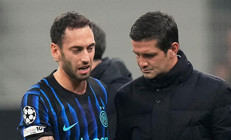 Hakan Çalhanoğluna sakatlık şoku Liverpool maçında oyundan çıktı