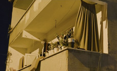 Arnavutköyde silah zoruyla girdikleri evde 4 yaşındaki çocuk ile annesini darbederek, ziynet eşyalarını gasbettiler