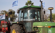 Yunanistanda çiftçiler bir limanı kapattı