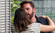 Birini aldattı, diğeriyle geçinemeyip boşandı.. Şimdi paylaşılamayan adam oldu... İki eski karısı arasında kaldı